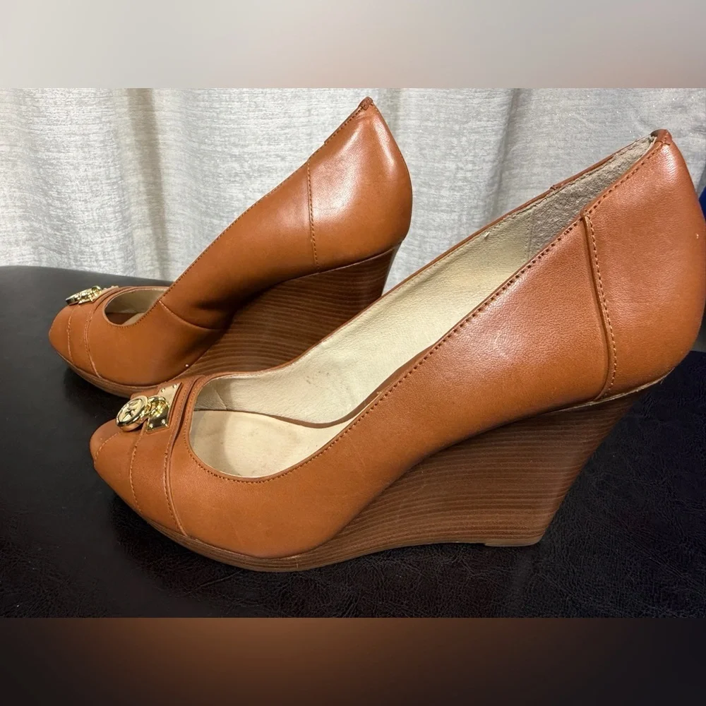 Michael Kors Tan Leather Peep-Toe Wedge Heels Gold MK Logo Size 10M - Picture 5 of 6
